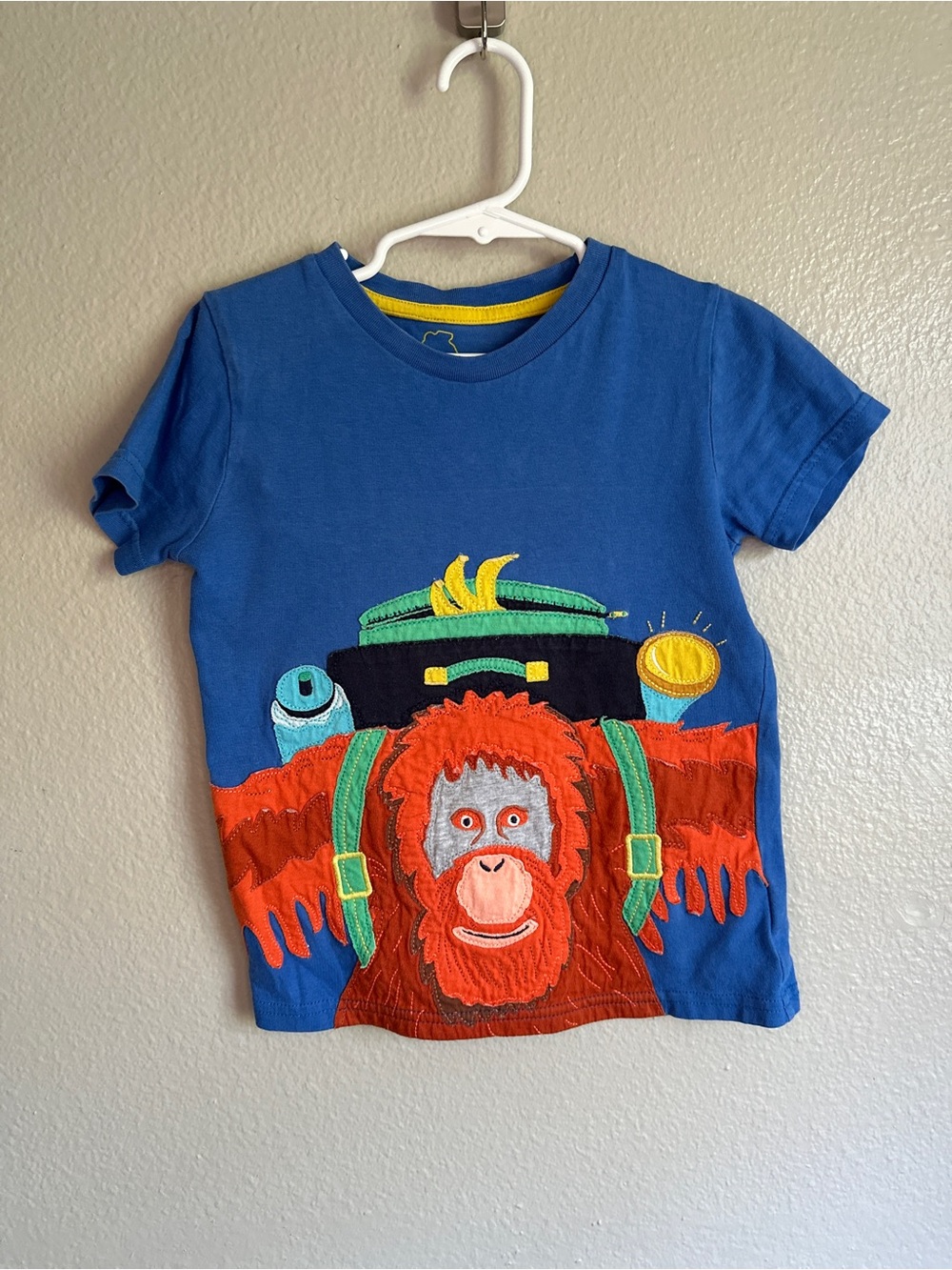Mini Boden size 4-5 years short sleeve with Orangutan hiker appliqué 100% cotton